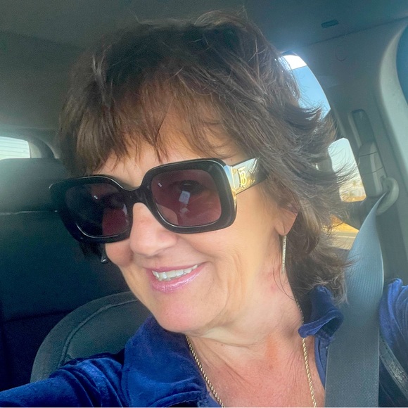 Meet your Posher, Laurie - Picture 1 of 2